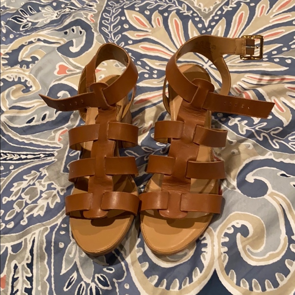 Low wedge strappy sandal